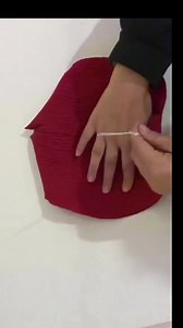 Mawar raksasa yang indah terbuat dari kertas wrap | Fresh Graduate.id