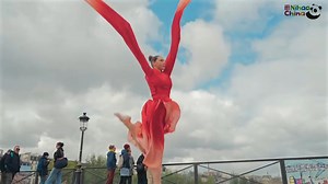 Spectacular flash mob event celebrates China-France relations in Paris A flash mob event featuring ballet, martial arts, and Chinese music dazzled spectators in Paris. Celebrating 60 years of #China-#France diplomatic ties, the event themed "Nihao China - Sending You a Jasmine Flower" was staged on the Pont des Arts on the banks of the Seine River. | China Culture