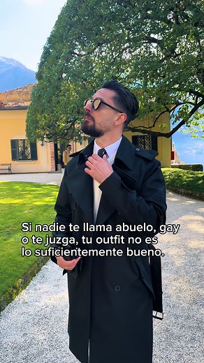 🕶️☕️ Si nadie te llama abuelo, gay o te juzga, tu outfit no es lo suficientemente bueno. #modahombre #modamasculina #ropahombre #vestirbien