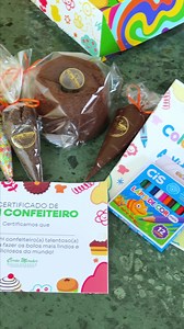 Prepare seu pequeno para a deliciosa experiência de ser confeiteiro por um dia com o nosso Kit Mini Confeiteiro! 🥳🍭🧁👩🍳🧑‍🍳 🟢Kit Mini Confeiteiro R$59,99 unid. Itens: Bolinho Fofo de chocolate Brigadeiro Gourmet para confeitar Granulados de Chocolate Granulados Coloridos M&ms Livrinho para colorir Kit lápis de cor Certificado mini confeiteiro(a) Caixinha personalizada com jogo da memória atrás Já pensou em você ser o grande criador e degustador da sua maior obra prima? 😍😋 Com o Kit de Mi