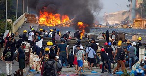 ミャンマー、デモ隊がろうそくで死者追悼　人形で抗議の意思表示も