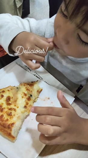 3 comments | When our bossing eats pizza..iya man ni favorite #pizzalover #kidseating | Mickmick Arambala Abello | Facebook