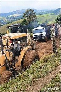 Máquinas puxando caminhão