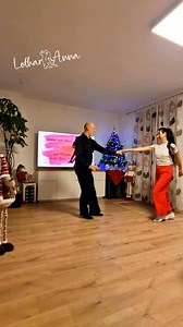 Dafür haben wir heute West Coast Swing. Wir sind sehr am WCS üben, weil sagen wir mal, wir sind auch auf den Geschmack gekommen. Es macht Spass und an dieser Stelle wünschen wir euch allen einen schönen 2. Advent. | Lothar Baxmann