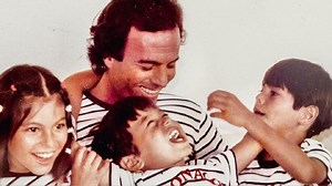 Julio Iglesias fue saludado por sus hijos Chabeli y Julio José por sus 80 años