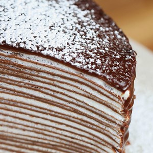 Dieser Schokoladen-Crepes-Kuchen besteht aus Schoklade und Sahne. Und Schokolade. Und Sahne. Weil man davon nie zuviel haben kann ;) Zum Rezept: http://bzfd.it/crepeskuchen | Einfach Tasty
