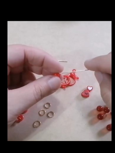 8.1K views · 93 reactions | Próximo Tutorial Cómo hacer un porta lentes y porta cubrebocas #p#portalentes #cadenas | Cursos en Línea y Tutoriales de Bisutería KRÁSY | Facebook