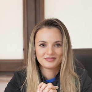 Laserul CO2 Candela te poate ajuta cu rejuvenare și ablație, însă nu acționează asupra petelor pigmentare. Te aștept la clinica R1 Aesthetic! #drralucaharnagea #laserulco2 #petepigmentare | Dr. Raluca Harnagea