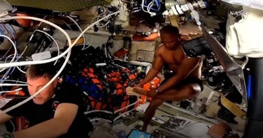 Nasa streamt: Astronaut mit "Weltraum-Dusche" vor laufender Kamera