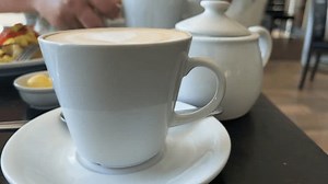 탁자 위에 커피 한 잔 스톡 동영상 비디오(100% 로열티 프리) 1103182469 | Shutterstock