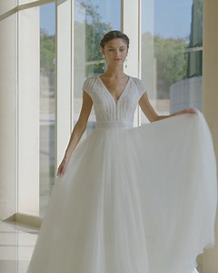 This romantic princess wedding dress features a beautiful beaded floral lace bodice with illusion back and a soft tulle skirt.🌷 #RosaClara Discover the style: https://bit.ly/3rx0rVi #租婚紗 | DBR Weddings