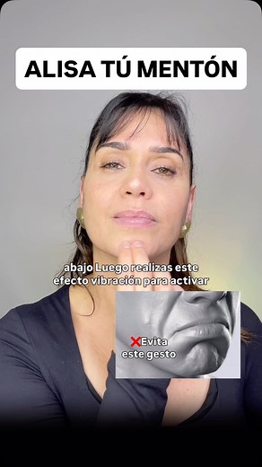 🥰Alisa tu mentón con esta rutina fácil que puedes hacer durante 1-3 minutos. El músculo mentoniano se contrae y acorta debido a la edad y falta de ejercicios faciales. El masaje se realiza hacia abajo porque el músculo se origina en la mandíbula justo debajo de los labios y se inserta en la parte baja de la piel del mentón . Debes relajarlo con estos movimientos. Cómo eliminar el mentón empedrado, celulitis del mentón, mentón arrugado, arruga en el mentón o barbilla, piel de naranja. Muchas per