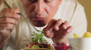 5.4K views · 69 reactions | ¡Hola Södermalm! Restaurangkonceptet Eatery Social öppnar idag på Clarion Hotel Stockholm. Här kommer mästerkocken Edgardo Umeres kombinera det bästa från Syd- och Centralamerika med Södermalm och skapa fantastiska rätter. | Strawberry | Facebook