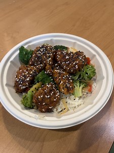 Steph & Danny had a quick bite to eat at Connections Eatery, located in EPCOT, which is a quick service location that has dishes inspired by Italian, French and Asian cuisines. 🌐 ⬇️ Here is our review of the menu items we ordered! ⬇️ 🥗 General Tso Chicken Salad ($12.29) ⭐ Rating 8/10 This is a go-to for Danny as the chicken is so juicey, crisp and flavorful - plus the salad is really fresh! PRO TIP: ask for the dressing on the side so that the salad won't get soggy or overdressed 🍔 French Bis