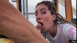 Exhib public sur la grande roue - Une inconnue m'aide à jouir dans sa bouche