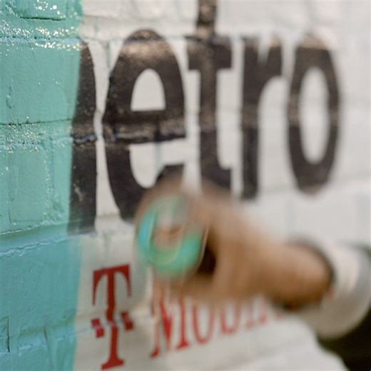 Ahorra un 50% en Metro y Cricket cuando te cambias a Total Wireless. ¡Y quédate con tu teléfono! | Total Wireless