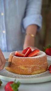 Japanischer Soufflé Cheesecake liegt zurzeit voll im Trend! Ich zeige euch heute, wie ihr den fluffigsten Kuchen-Klassiker der Welt, der an Jiggly Soufflé erinnert, zu Hause selbst backen könnt. Dieser Käsekuchen wird bei deiner nächsten Einladung so richtig beeindrucken! Er schmeckt nicht nur hervorragend, sondern zergeht auf der Zunge, so richtig luftig und mega fein - wie ein Soufflé eben! Das Rezept ist zwar etwas tricky und man muss aufpassen, dass der Kuchen, wenn man ihn nach dem Backen a