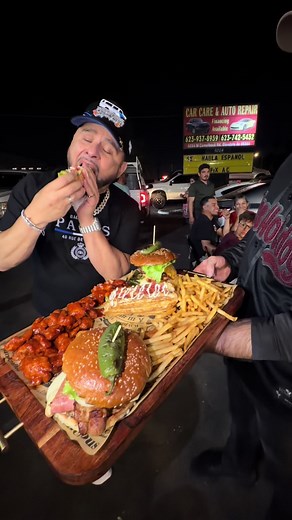 Larry Hernández prueba hot dogs en Palos Hotdogs