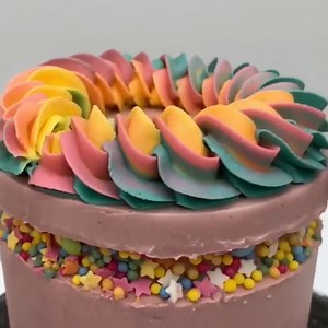 Oh My! This is so satisfying 😍 By: sugarbase_ | MetDaan Cakes