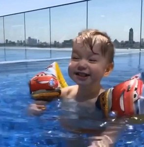 I feel so cool in this sky view pool!😎 @shaposhnikov_r #Dubai #dxb #dubaicreek #pool #poolview #kid #cool #love #happiness #albandarrotana | Al Bandar Rotana & Arjaan by Rotana