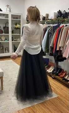 Christina models two elegant looks. Which do you guys like best? 💋👩