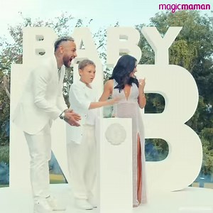 Moment émotion ce week-end pour le footballeur et sa compagne. Déjà papa d'un garçon de 11 ans, Neymar attend son deuxième enfant. Les futurs parents ont révélé le sexe de leur bébé dans une belle vidéo. Et maintenant on peut le dire. It's a... GIRL ! | Magicmaman France