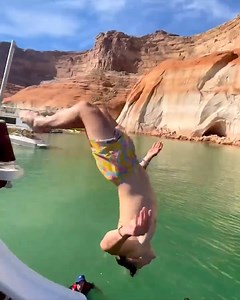Take us back! This could be you this summer. Learn more about vacationing at Lake Powell at https://bit.ly/3fIbWDX. . . . 📷 : @jessa_sims | Lake Powell Resorts and Marinas