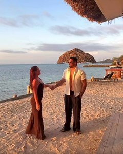 💕 Lost in paradise together… every moment feels like a dream at Castaway Island, Fiji. 🌴 📸 @ellamonnery | Castaway Island Fiji