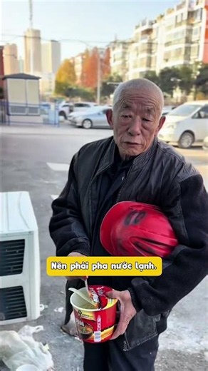 Bác Thợ Xây Pha Mì Bằng Nước Lạnh Và Hành Động Đẹp Của Cô Chủ...