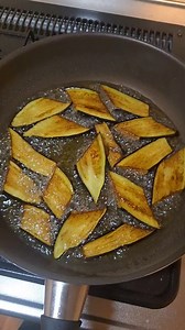 茄子の揚げ浸し🍆醤油みりん酢verとめんつゆ酢verの二種類つくった🙌大根おろし加えてみぞれ風アレンジ✨明日食べる〜😋