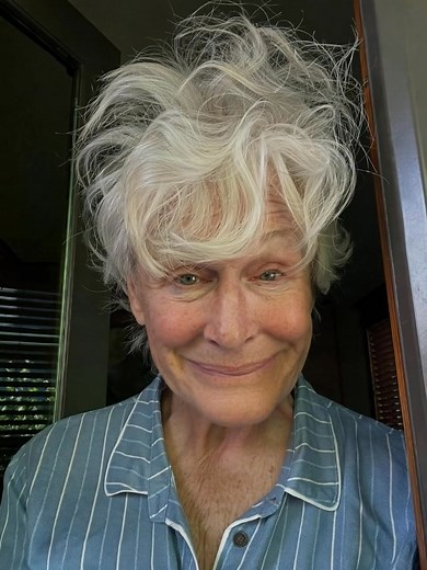 6.3K views · 25 reactions | Recognize her?  Once a Hollywood icon, she looks almost unrecognizable in this recent photo.  Fans are stunned by the dramatic change, it’s hard to believe it’s the same legendary actress.  Curious to see her transformation and find out who she is?  Check the top comment for the photos and all the details! ⬇️⬇️⬇️ | Find out everything | Facebook