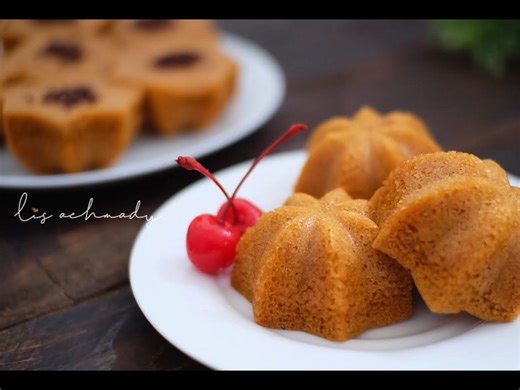 31K views · 227 reactions | Cara Membuat Bolu Sakura | Enak Dan Lembut bahan bahan : karamel : 125 g gula pasir 250 g air panas adonan : 125 g gula pasir 2 butir telur 200 g tepung terigu 25 g tepung maizena 1/2 sdt soda kue 1/2 sdt baking powder 75 g margarine ( lelehkan ) meises ceres ( topping ) hasil 1 resep menghasilkan 24 bolu sakura | Milea | Facebook