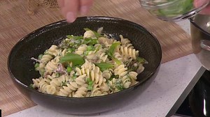 Une nouvelle recette de pâtes courtes, lardons, asperges, petits pois, parmesan et herbes fines