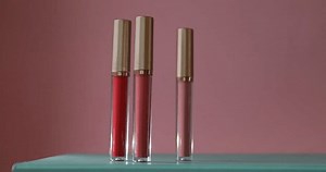 Femme mettant du gloss sur la : vidéo de stock (100 % libre de droit) 3949041889 | Shutterstock