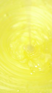 KeraCare : L'essence même de la beauté capillaire. Découvrez une gamme de produits haut de gamme conçus pour choyer et sublimer vos boucles, quels que soient leur texture et leurs besoins. Faites confiance à KeraCare pour des cheveux sains, forts et éclatants de vitalité. ✨💁‍♀️ Retrouvez nos produits chez @diouda, @mixbeautyparis, @colorfulblack_paris @danahair ! 💇‍♀️✨ 💖🌿 #avlon #avlonfr #keracare #shampoo | Avlon France