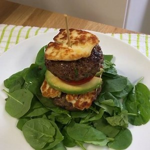 BOSH 󾮖🏽 It's burger time 󾌧 Are these low-carb spicy homemade burgers a bit of you? 󾥠 INGREDIENTS: Extra lean mince Fresh chilli Spring onion Crushed garlic Fresh parsley Egg Salt and pepper @lucybeecoconut Hallumi cheese Spinach Avocado Tomato 󾁕 #burgerme #burger #leanin15 #foodporn #foodie #food #instafood #instagood #instagram #nutrition #exercise #workout | The Body Coach