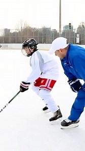 Here's a set of my favourite battle drills to develop player's open ice offensive and defensive skills. Become an unbeatable force whether you have the puck or you're aiming to take it away from your opponent. Sean offers you unequaled knowledge on both sides of the puck that you simply won't receive anywhere else! This is the third video in our Offensive Defensive series! Watch the full 18 minute skill tutorial video at http://iTrainHockey.com released today! Watch more skills challenge videos 