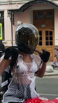 Рюкзак Icon Crosswalk, шлем Icon Airframe Pro Carbon Gold