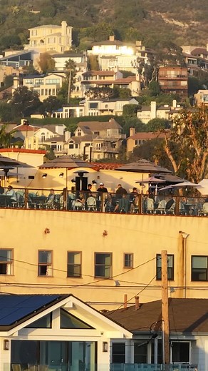 Brunch & dinner with a view? • • • #lagunabeach #orangecounty #hotel #happyhour #bar #hotelbar #oceanview #rooftopviews #rooftoplounge | The Rooftop Lounge