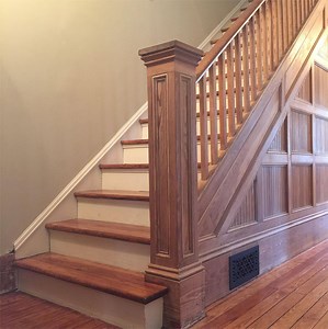 [Hot Item] Custom Oak Straight Staircase with Turned Wood Spindles Elegant Retro Look for Canadian Interiors