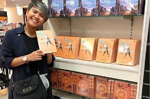 Tangis Meira Anastasia Pecah Saat Hadiri Meet Up Pembaca Bukunya