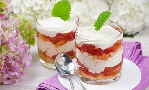 Erdbeer-Rhabarber-Tiramisu: Sommergefühle im Dessert-Glas