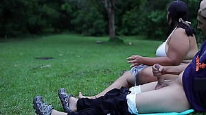 mujer mirona me masturba al aire libre en un parque publico