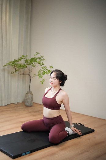 7 ngày – 7 dạng chuyển động hông nhẹ nhàng cho chị em 🌿 Series này dành cho những ngày cơ thể hơi cứng, vùng hông bị gồng, hoặc mình muốn tập nhẹ để kết nối lại với cơ thể. Mỗi ngày chỉ cần vài phút thôi, không cần ép sâu, không cần làm mạnh, cũng không cần cố cho thật đẹp. Chị em chỉ cần nhớ: ✅ Thở chậm ✅ Thả lỏng vai và hàm ✅ Chuyển động trong phạm vi thoải mái ✅ Không gồng bụng quá nhiều ✅ Cảm nhận hông và sàn chậu mềm ra từ từ Những chuyển động nhỏ, nếu tập đúng cách, có thể giúp cơ thể dễ