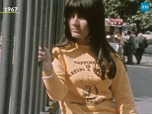 PEANUTS. "Snoopy, il est le chien mais... Il parle trop". "Snoopy et les Peanuts", comic strip écrit et dessiné quotidiennement par Charles M. Schulz d'octobre 1950 jusqu'à sa mort en 2000, a enchanté petits et grands de tous les pays. En 1967, enfants et adultes donnent leur avis sur Snoopy, Charlie Brown, Lucy, Linus et les autres. | INA