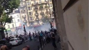 Scènes d'émeutes Boulevard Barbès, à Paris