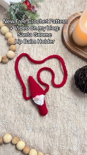 New Free Crochet Pattern: Santa Gnome Lip Balm Holder ❤️️ --> https://www.nickishomemadecrafts.com/santa-gnome-crochet-lip-balm-holder/ Ravelry: https://www.ravelry.com/patterns/library/santa-gnome-lip-balm-holder Video: https://youtu.be/qMirmj_HrRw Get all 30 Patterns of the Advent Calendar MCAL here: https://nickinhc--nickishomemadecrafts.thrivecart.com/crochet-gifts-made-easy-vol2/?ref=fbpagereelsun I used Premier Yarns for the yarn! #crochet #crochetsanta #crochetgnome #crochetlipbalmholder 