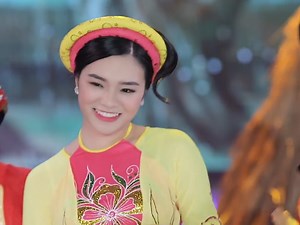 24K views · 1.4K reactions | Sinh ra, sinh ra cái kiếp đàn bà Lại thêm nhan sắc, rõ khổ cái thân tôi  Nghe full bài Xúy hát tại đây nha mọi ngừi: https://youtu.be/CFg8svBin4U  | Lê Ngọc Thuý singer | Facebook