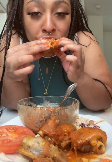 Happy Sunday ⛪️ ! Pig 🐖 Feet , Black 🖤 Eye 👁️ Peas 🫛, Honey 🍯 Butter 🧈 Cornbread & Onions 🧅 & Tomatoes 🍅 With Vinegar , Salt 🧂 & Pepper 🌶️ & Home Made Cole Slaw 🥬 . #fyp #fypシ #foryoupage #fypシ゚viral #mukbang