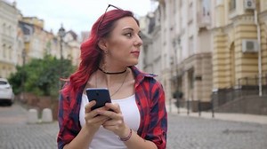 La coiffeuse rouge utilise un smartphone : vidéo de stock (100 % libre de droit) 1056962810 | Shutterstock